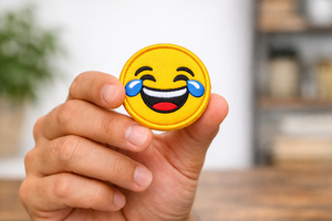 100 Parches Bordados de Caras Sonrientes (10 Colores, 10 de Cada) con Gancho y Bucle, Apliques Termoadhesivos para Ropa y Equipamiento - Product Image 6