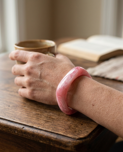 Brazalete de Resina de Estilo Clásico para Mujer, Brazalete de Diseño Único, Joyería de Moda a Precio de Mayoreo para Boutique y Tienda en Línea - Product Image 2