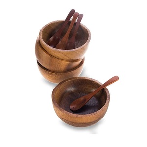 Bol à salade en bois artisanal pour servir des légumes frais, du pain et des fruits, avec un attrait intemporel de la maison de campagne - Product Image 6