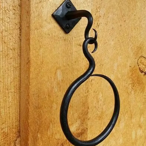 ห่วงแขวนผ้าเช็ดตัวโลหะตกแต่งด้วยดีไซน์ที่เป็นเอกลักษณ์ เหมาะสำหรับติดตั้งในห้องน้ำ ห้องครัว และบริเวณอ่างล้างหน้า - Product Image 1