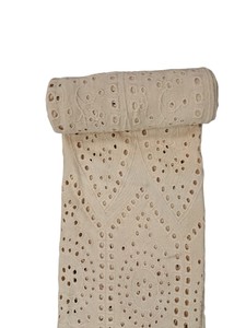 Tissu brodé blanc en jersey/coton avec motif broderie ajourée feuille médaillon, matière douce et extensible pour robes – Meilleure vente - Product Image 3