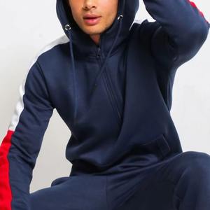 Ensemble de survêtement personnalisé en molleton bouclette pour homme, avec pantalon évasé à ourlet brut et appliqué patchwork vieilli, et sweat à capuche - Product Image 4