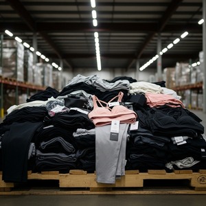 Lululeemon Venta al por Mayor de Paletas Mixtas de Leggings, Tops, Chaquetas, Sujetadores Deportivos, Shorts y Accesorios - Stock a Granel para Reventa al Mejor Precio - Product Image 4