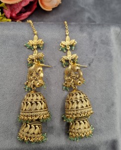 Boucles d'oreilles Jhumka en cristal perlé à double dôme avec chaînes de cheveux intégrées, idéales pour les mariages et les occasions festives – Vente en gros - Product Image 6