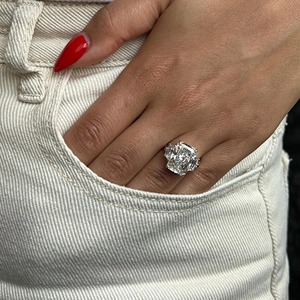 Anillo de Compromiso de Tres Piedras con Diamante Cultivado en Laboratorio de Corte Radiante de 8.60 Quilates _ Piedras Laterales Cadillac _ Certificado IGI _ Oro de 18k - Product Image 5