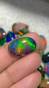 พลอยโอปอลสีดำเอธิโอเปียทรงรีแบบหลวม  แสดงสีสันสวยงาม เหมาะสำหรับทำเครื่องประดับ - Product Image 2