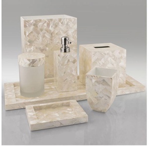 Juego de accesorios de baño tradicionales de nácar inspirado en la artesanía y el arte heredados. - Product Image 2