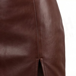 Jupe crayon mini en similicuir taille haute pour femme avec fente latérale, couleur unie, design brillant, à porter toute l'année - Product Image 5