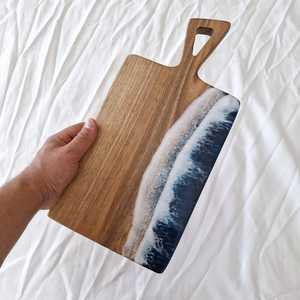 Planche à découper et à servir rustique en bois d'acacia et résine époxy, faite à la main, durable et décorative, pour fromage, pain, fruits - Product Image 5