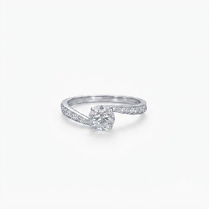 Bague de fiançailles en or massif 9K/10K/14K/18K avec diamant de laboratoire rond DEF couleur VS/VVS clarté, sertie à griffes, torsadée et croisée, certifiée IGI - Product Image 1
