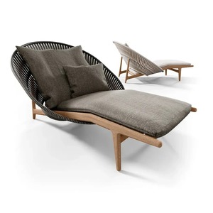Chaise longue d'extérieur moderne en rotin avec structure en teck et coussins en tissu pour utilisation au bord de la piscine - Product Image 1