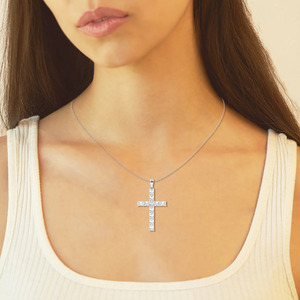 Collier pendentif croix en or blanc avec diamant de laboratoire taille radiant - Product Image 2