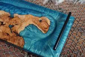 Plateau de service en bois d'olivier avec résine époxy effet vague océanique, coquillages marins, poignées noires, planche à charcuterie de luxe pour cuisine et salle à manger - Product Image 4