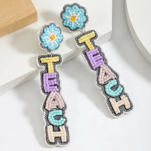 Boucles d'oreilles clous en perles de verre faites à la main avec lettres ABC, en résine acrylique colorée pour femme, bijoux de mariage classiques et tendance - Product Image 2