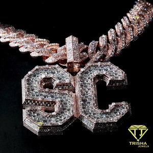 จี้เพชรโมอิสซาไนต์คุณภาพสูง VVS รูปตัวอักษร SC พร้อมสร้อยคิวบาลิงค์แบบฝังเพชร เงินแท้ 925 สั่งทำอักษรย่อได้ - Product Image 3