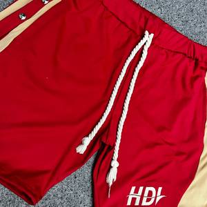 Pantalones Cortos Deportivos Rojos Personalizados al por Mayor para Hombre con Cordón Lateral y Secado Rápido - Product Image 4
