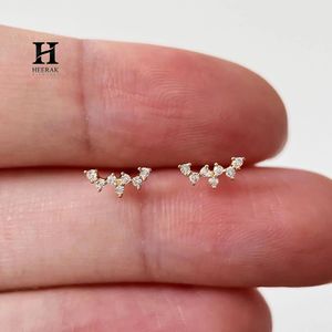 Pendientes de Diamantes Curvos Delicados en Forma de Racimo – Oro de 14k con Diamantes Certificados – Fabricante de Joyería Fina - Product Image 1