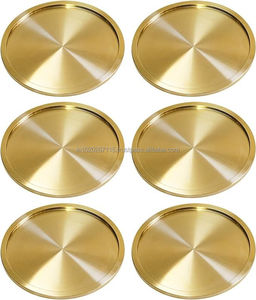 Posavasos antiguo de metal dorado con diseño floral en relieve para agregar un toque real a la decoración de eventos de bodas, fiestas y reuniones - Product Image 1