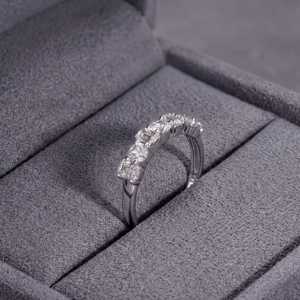 แหวนหมั้นเพชรทรงกลมและมรกต เพชรเลี้ยงในห้องปฏิบัติการ ทองคำแท้ 10K 14K 18K ดีไซน์เครื่องประดับชั้นดี รับรองโดย IGI สี E VVS - Product Image 3