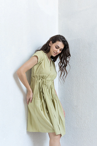 MAJESTY Kart ชุดเดรสมิดิยาวคอสีเขียวสำหรับผู้หญิง, ชุดเดรสคลุมเข่าเอวเข้ารูปและระบายอากาศพิมพ์ลายดิจิตอล - Product Image 5