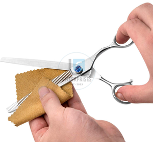 Ciseaux de toilettage pour animaux de compagnie en acier inoxydable de 7,5 pouces, de luxe, à prix imbattable, avec poignées confortables pour un démêlage efficace et une maniement sûr des poils. - Product Image 2