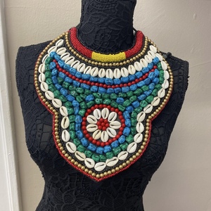 Collier artisanal en perles multicolores avec médaillon à motif étoile et franges, style tribal ethnique bohème, perles de rocaille - Product Image 3