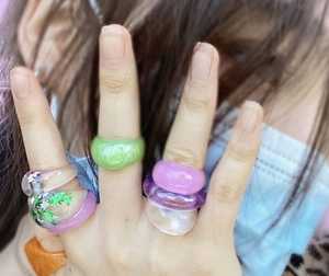 แหวนอะคริลิคสมัยใหม่ สีเหลืองเทา สำหรับทุกเพศ สวมใส่ได้ทุกวัน เครื่องประดับแฟชั่น ได้รับการรับรองจาก IGI รูปทรงเรขาคณิต ประดับด้วยเรซิ่นสังเคราะห์ - Product Image 3
