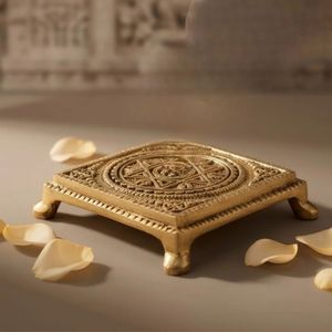 Plateau carré en laiton plaqué or avec motif religieux gravé en relief, pièce décorative de collection - Product Image 6