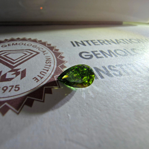 Diamant de laboratoire vert vif fantaisie taille poire 1,5 carat VS2 certifié IGI, pierre précieuse non montée - Product Image 4