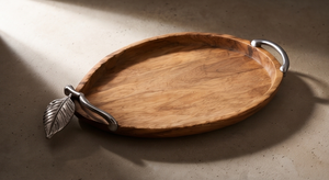 Plateau de service en bois de manguier à finition naturelle, en forme de feuille, avec poignées métalliques et détails de feuilles sur le bord. - Product Image 5