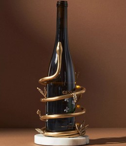 ที่วางขวดไวน์โลหะหรูหรา รูปทรงกวาง ดีไซน์ศิลปะ ตกแต่งบ้านและบาร์ - Product Image 1