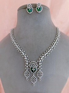 Conjunto de Collar y Aretes con Circonitas y Acabado Plateado de Diseño Moderno y de la Mejor Calidad, Colección para Bodas - Product Image 2