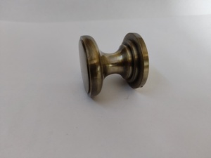 Perilla de latón fundido con acabado en latón antiguo - Product Image 4