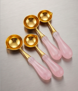 Cuillères à café dorées avec manche rose, cuillères doseuses, ustensiles modernes pour préparer le café, articles de cuisine et utilisation sur la table - Product Image 5
