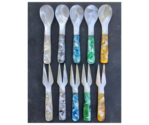 Cuillère de luxe en coquille naturelle, conçue pour l'utilisation du caviar haut de gamme dans les restaurants de haute couture. - Product Image 1