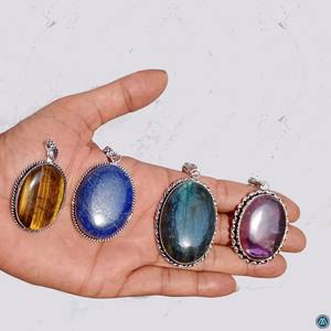 Pendentifs tendance en laiton sculpté à la main de qualité supérieure avec serti en forme de cœur en pierre de jade, pour la fabrication de bijoux DIY et les fêtes, vente en gros - Product Image 1