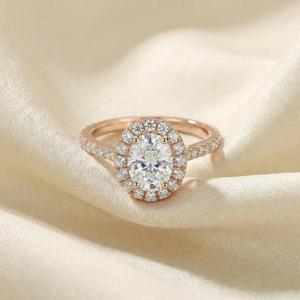 Anillo de Compromiso con Diamante Blanco de Corte Ovalado en Oro Blanco Sólido con Banda de Diamantes Micro Pavé, Engaste Clásico Halo y Regalo - Product Image 3