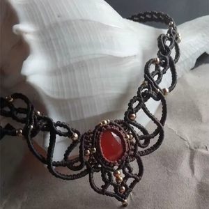 สร้อยคอทำมือจากเชือกถักมาคราเม่ พร้อมจี้คาร์เนเลียน ดีไซน์พิเศษ สายปรับได้ สีดำ เครื่องประดับเสริมพลัง - Product Image 1