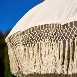 <span class=keywords><strong>Parasol</strong></span> <span class=keywords><strong>Balinais</strong></span> Sculpté en Bois Massif Monobloc avec Pompon en Macramé Fait Main pour Patio, Jardin et Décoration de Mariage - Product Image 3