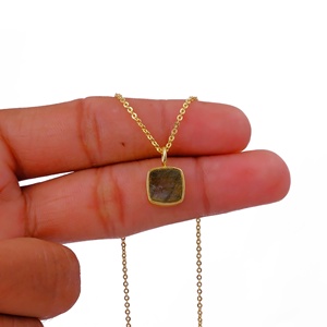 Collier de Labradorite brute plaqué or pendentif pierre de naissance à la mode brin en laiton lunette réglage plaqué or-vente en gros brute - Product Image 4