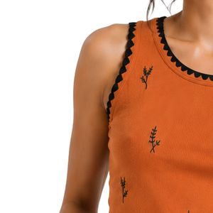 Camiseta sin mangas acanalada para mujer, color naranja quemado y negro, bordada, informal, de verano, ajustada, de algodón elástico, personalizada, OEM. - Product Image 3