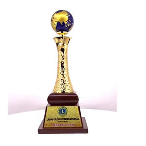 Trofeo Globo de Oro con Base de Madera, Reconocimiento de Excelencia Corporativa, 12 Pulgadas - Product Image 3