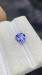 Tanzanite naturelle certifiée, taille cœur, pierre précieuse non montée, avec une couleur et un éclat excellents, Zoisite naturelle, 1,51 carat, clarté œil de chat - Product Image 4