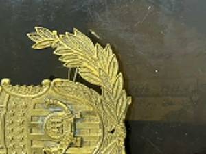 Insignia marina metálica personalizada con diseño de bandera y corona de laurel en insignias de fundición a presión 3D - Product Image 4