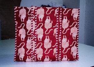 Bolsa de Mano Personalizada para Mujer, Forro de Algodón Acolchado con Estampado de Bloques, Opciones de Venta al Por Mayor, Lavable, Organizador para Viajes y Compras, Varios Tamaños - Product Image 3