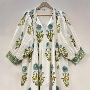 เดรสสั้นคอวี แขนสามส่วน ผ้าฝ้ายพิมพ์ลายดอกไม้แบบแฮนด์บล็อก เป็นมิตรต่อสิ่งแวดล้อม แต่งระบายลูกไม้ทำมือ สไตล์โบฮีเมียน เหมาะสำหรับใส่ไปทำงาน รุ่น Kyra - Product Image 4