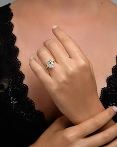 Anillo de Diamante Cultivado en Laboratorio de Corte Ovalado de 5.20 Quilates _ Anillo de Compromiso Solitario con Halo Oculto _ Oro Amarillo de 18k _ Certificado IGI - Product Image 3