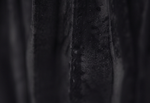 Vase d'art métallique noir premium, finition rugueuse et plissée, surface sculptée irrégulière, élégant porte-fleurs pour centres de table de mariage, disponible en gros - Product Image 2