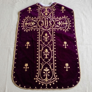 Fournisseur de vêtements liturgiques personnalisables : Chasuble ornée en velours violet avec broderie en fil d'or épais pour l'église - Product Image 1