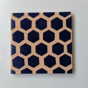 Juego de Posavasos Clásicos Ecológicos Resistentes al Calor de Madera y Resina con Diseño Moderno y Base Antideslizante para Uso en el Hogar y la Cocina - Product Image 4